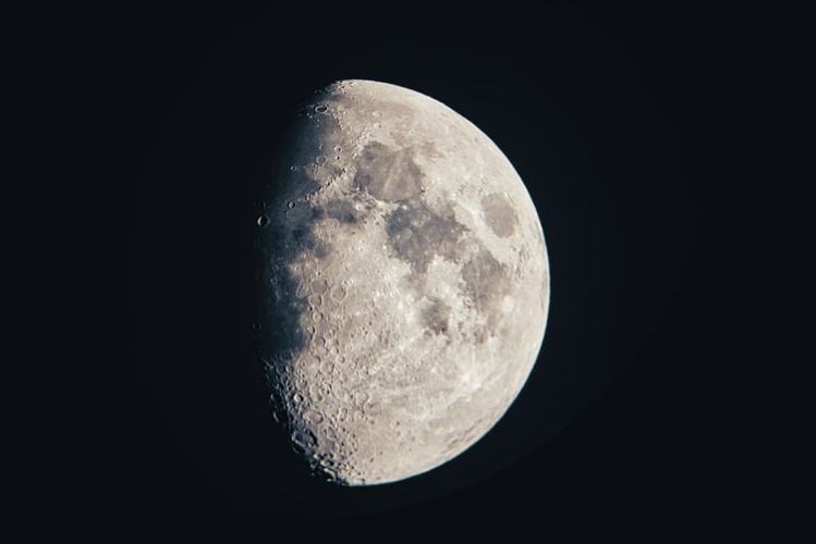 Как выглядит Луна ночью в телескоп