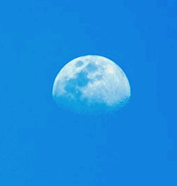Как выглядит Луна днем в телескоп