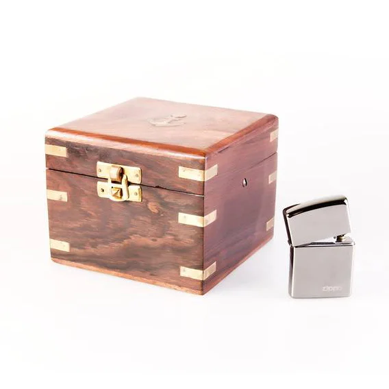 Компас в деревянном футляре